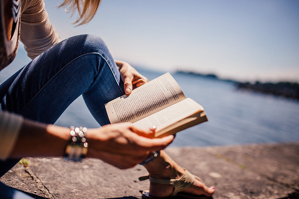 Eine Frau ließt ein Buch; © stocksnap, Pixabay.com reading-books-pixabay