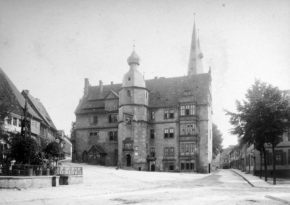 Historische Aufnahme des Alfelder Rathauses. Das Bild ist am 18.09.1874 entstanden.