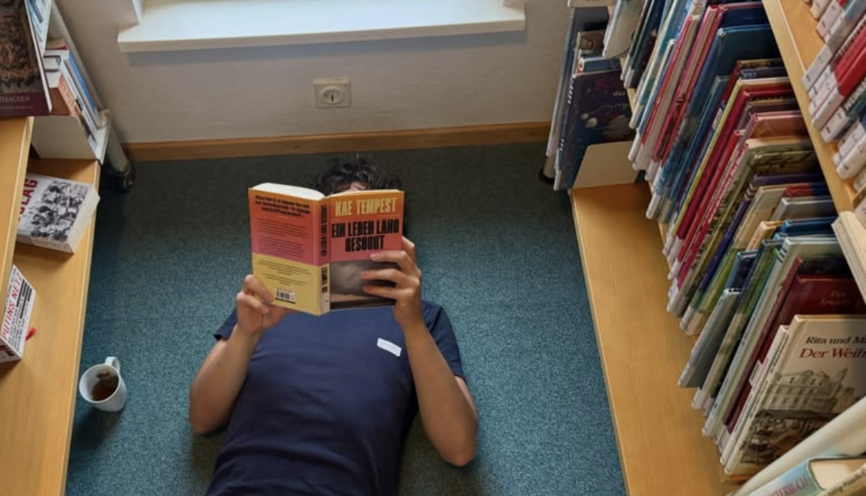 LESEBEGEISTERUNG IN DER BIBLIOTHEK (FOTO VON JOHANNES HOCHHOLZER/
SUMMER OF PIONEERS) SilentReading_Johannes