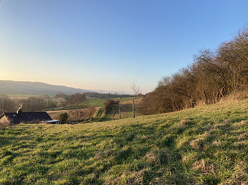 Hier ist noch ein Bauplatz frei: Eimsen, Blick vom Torenberg ins Leinetal Blick vom Schlehberg zum Wahrberg © HG Scharf Eimsen, Blick vom Torenberg ins Leinetal Blick vom Schlehberg zum Wahrberg © HG Scharf