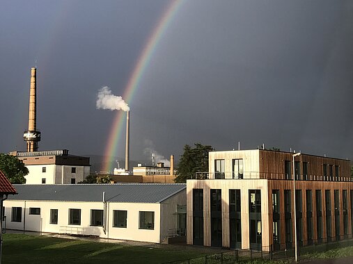 Alfeld ist ein überaus attraktiver Wirtschaftsstandort mit positivem Einpendlersaldo. Das Bild zeigt einen Teil des Geländes des Fagus-Werks. © Matthias Quintel K2017-06-28-Fagus-04-Regenbogen