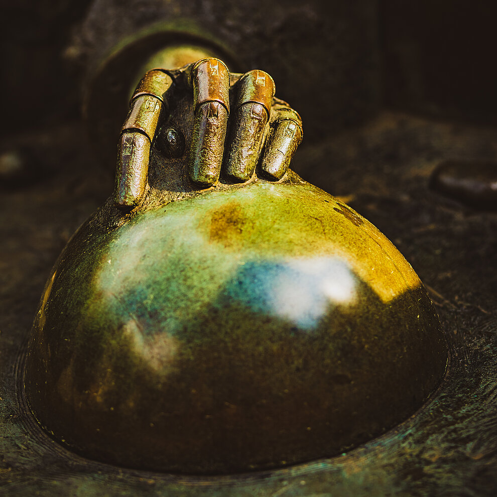 Ein Detailfoto des Fotografen Alexander Augsten. Es zeigt ein interessantes Detail, zu finden in der Alfelder Innenstadt. Können Sie entdecken, wo dies zu finden ist? Die_Zeit_und_ihre_Geister_-_Detailansicht_Alfeld__c__Alex_Austen-6450