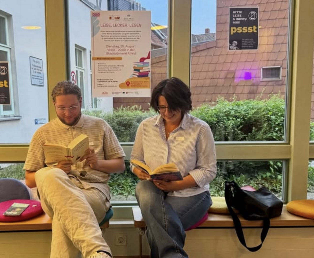 DIE BEIDEN INITIATOREN (FOTO VON JOSUA OVARI / SUMMER OF PIONEERS (LINKS)
UND CHRISTINA SÜRICH / STADTBIBLIOTHEK (RECHTS)) SilentReading_Josua_Christina