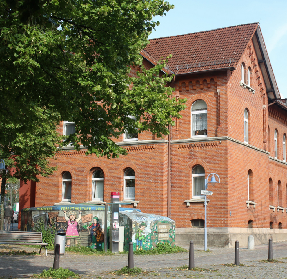 Heute sind dort Wohnungen eingerichtet. Ferdinand Ludwig Rave war aufgrund seines caritativen Engagements auch Namensgeber der gleichnamigen Straße – der Ravenstraße – die vom Rande der Kernstadt (Sedanstraße) Richtung Norden (Eimsen) führt. 16
