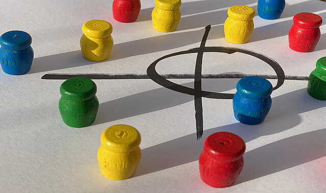 Illustration zum Thema Wahlen, Spielfiguren und ein angekreuzter Kreis © HGScharf
