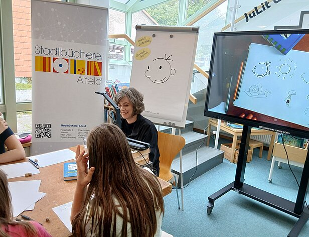 Bild_1_Charlotte_Hofmann_beim_Comic_Workshop_in_der_Stadtbücherei_Alfeld