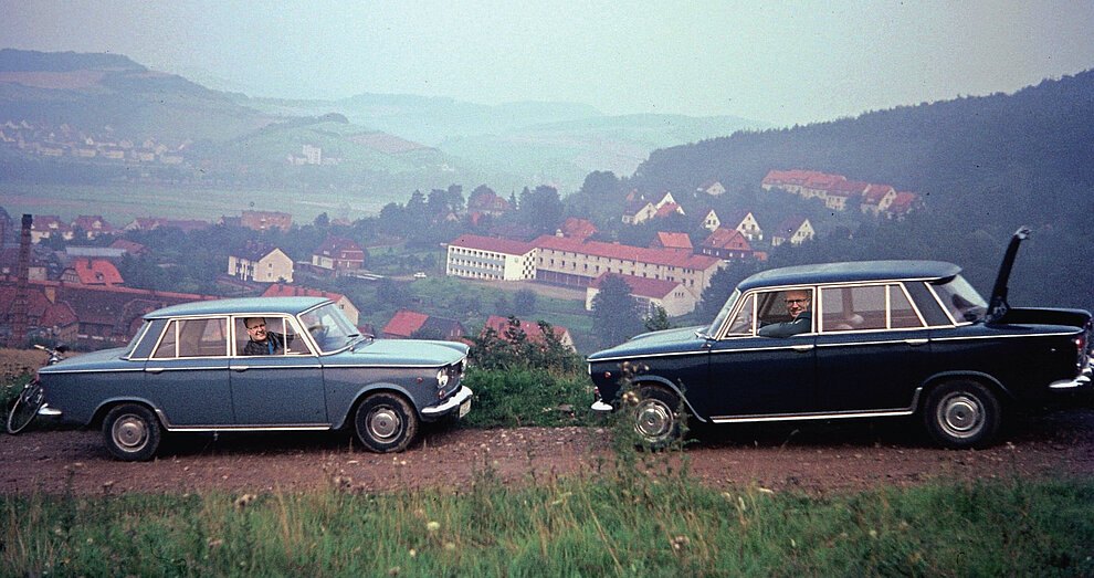 Matthias Quintel & Torsten Schütz: vier Oldtimer und die Dohnser Schule (© alt-alfeld.de)