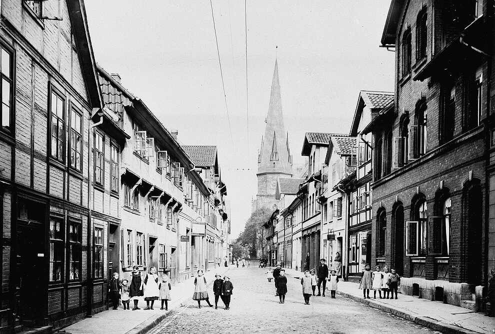 Dieses Bild von der Winde - mit dem Gebäude "Freiheit" auf der linken Seite stammt aus der zeit zwischen 1900-1910. Winde1900er-03