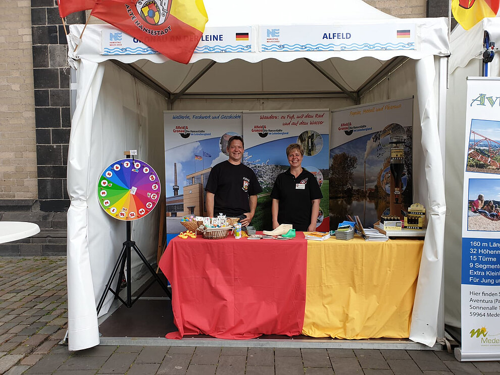 Nadine Meyer und Stephan Maedge auf dem Gemeinschaftsstand der Hansestädte Alfeld & Gronau in Neuss 2022 hansetage_maege_meier