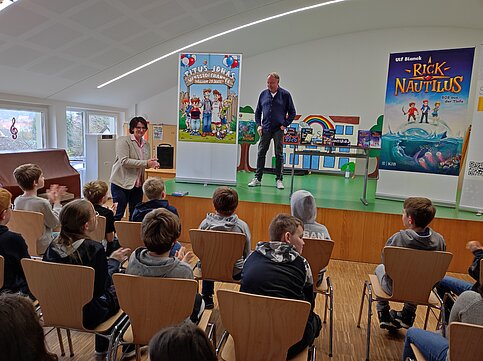 Applaus für Ulf Blanck von den Schülerinnen und Schüler der Dohnser Schule und Christina Sürig von der Stadtbücherei Alfeld Applaus für Ulf Blanck von den Schülerinnen und Schüler der Dohnser Schule und Christina Sürig von der Stadtbücherei Alfeld
