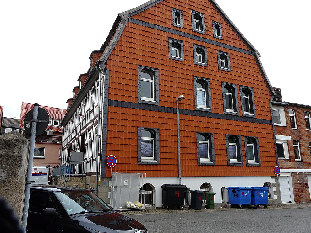 Mittlerweile wurde das Gebäude saniert und wird auch wieder bewohnt. 14