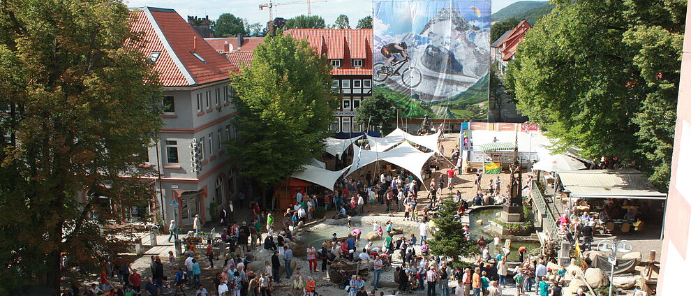 Ein besonderer Blick auf den Marktplatz: die Bergwelt war eine Ab in die Mitte Aktion... © HG Scharf Ein besonderer Blick auf den Marktplatz: die Bergwelt war eine Ab in die Mitte Aktion... © HG Scharf