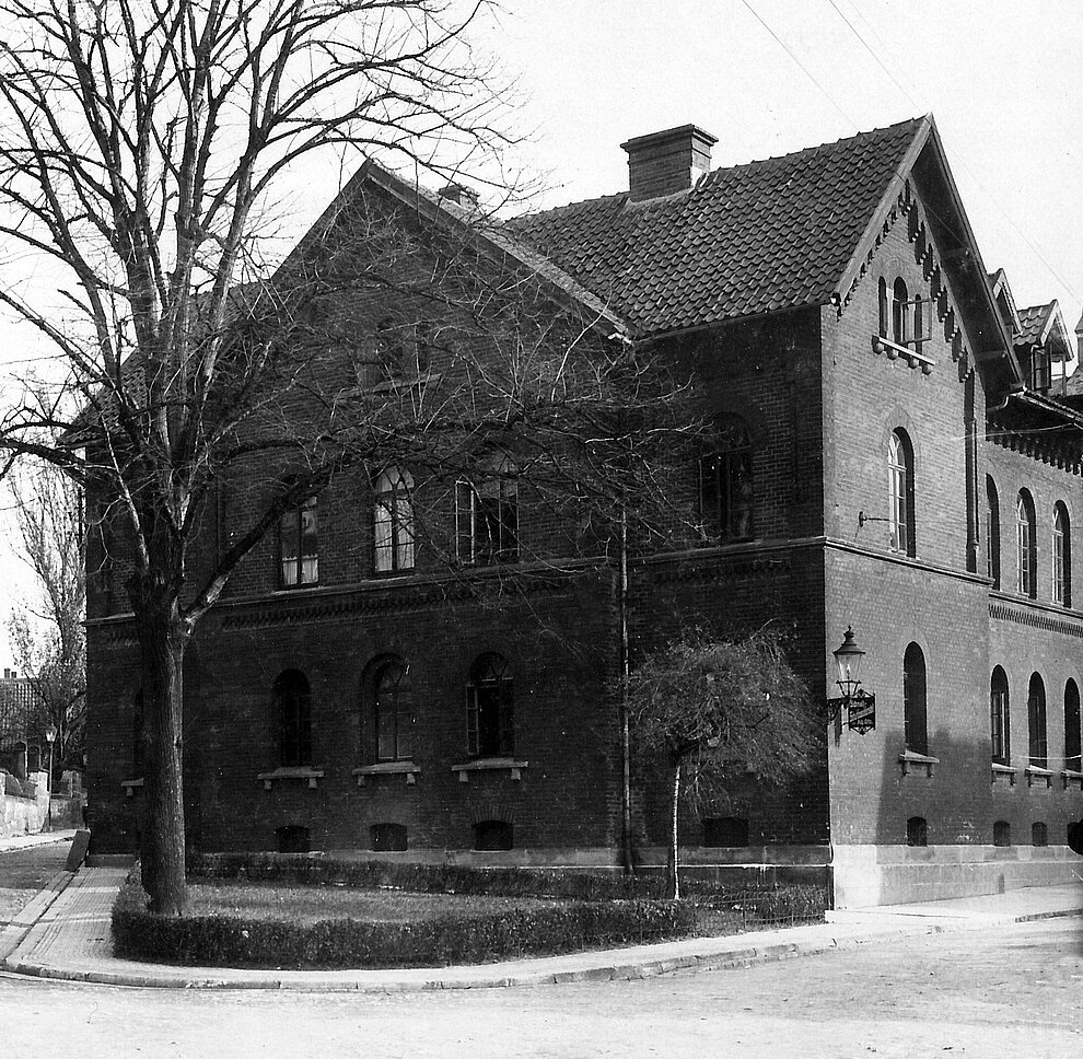 An der Ecke Perkstraße – Ständehausstraße steht seit über 150 Jahren das Ravenhaus.
Hier zu sehen auf einer historischen Aufnahme aus den 1910er Jahren. Ravenhaus1910er-01