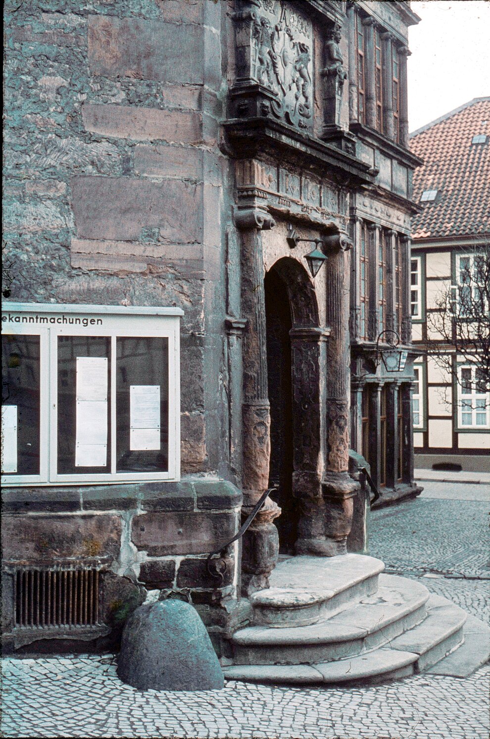 Sagenumwoben: Der blaue Stein vor dem Alfelder Rathaus. Rathaus1970-02-Portal