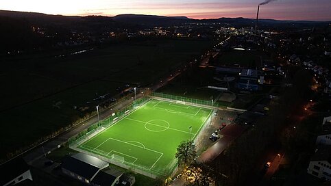 Kunstrasen in Alfeld bei Nacht (Foto Firma Keller-Tersch, Schönebeck)