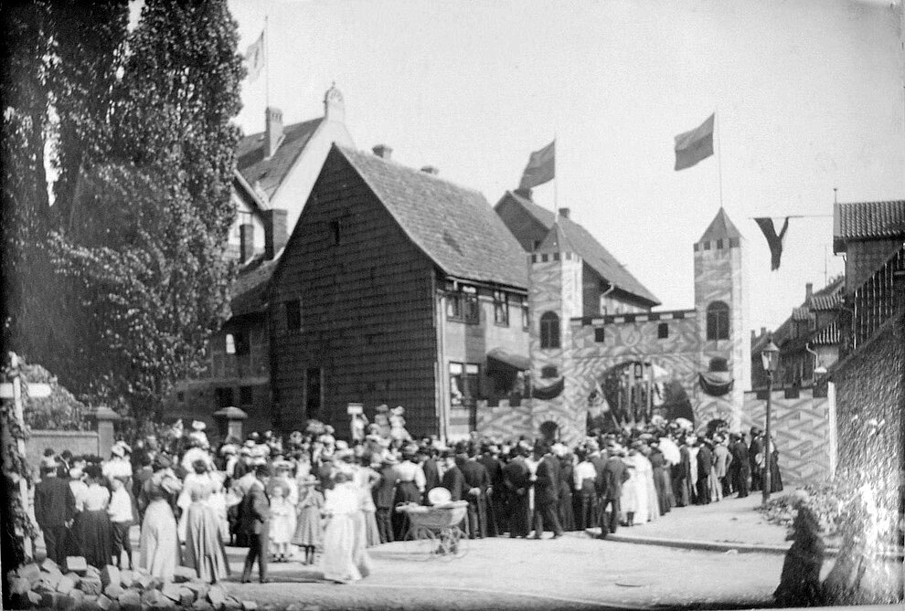 Das historische Foto zeigt den überlieferten Standort des Perktores. Perkstr_u_-fest1907-03